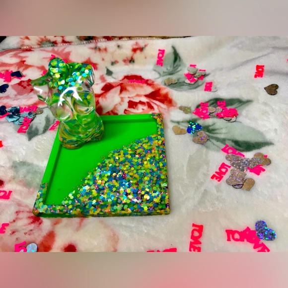Handmade resin goddess jewelry tray in neon green with sparkly confetti - Picture 3 of 3